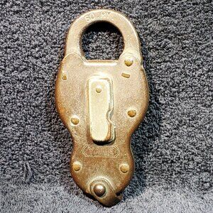 VINTAGE SOUTHERN RAILWAY BANJO ( OR FIGURE EIGHT ) SWITCH LOCK AND KEY 1930'S